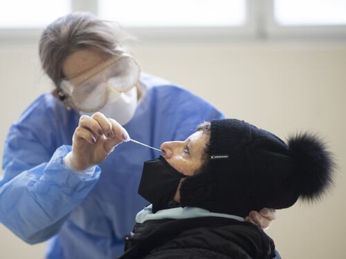 Coronavirus, scendono contagi, morti e ricoverati. Nel Lazio arrivano i primi vaccini