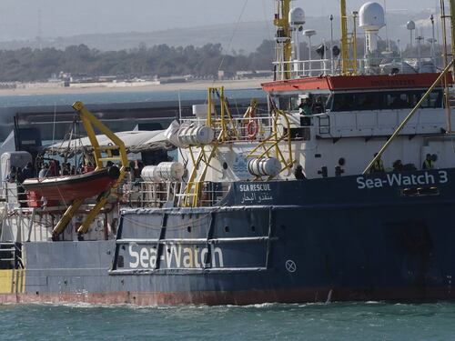 Migranti, Sea Watch allo scoperto: "In mare per sfidare il governo"
