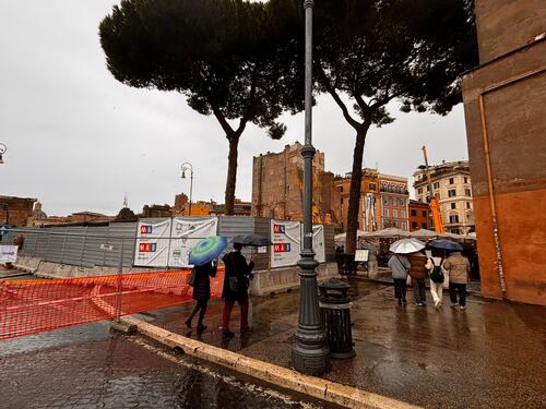 Crolli, prima la torre poi i pini. Anno "horribilis" a largo Ricci