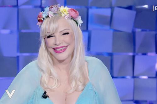 Ilona Staller sembra la nipote! Come diventa Cicciolina a 70 anni con il "videoshop" di Verissimo