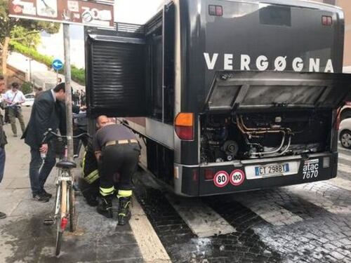 Un altro autobus va a fuoco a Roma: caos e paura a Piazza Venezia