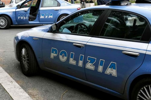 Giovane accoltella poliziotto e viene ucciso in casa