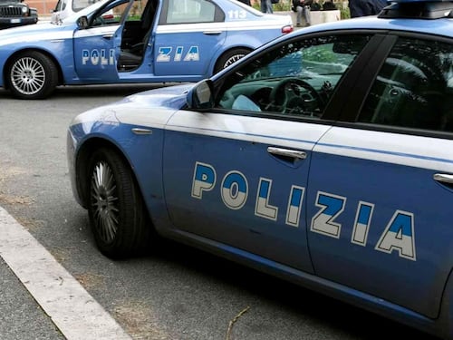 Lancia la moglie dalla finestra: rimbalza sulla tenda e si salva