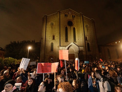 Corteo dei centri sociali contro Salvini. Scontri con la polizia a Bologna