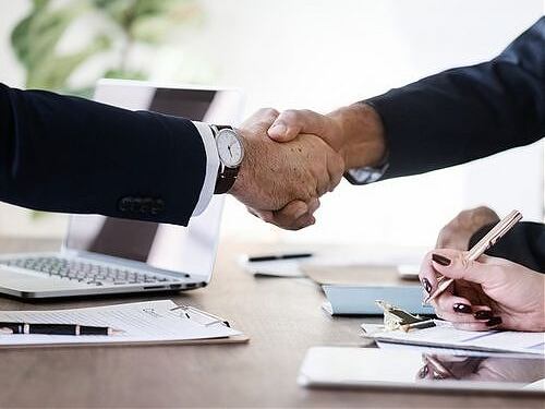 FERRERO, INTESA, ENI, ENEL E FS TRA AZIENDE PREFERITE DAI MANAGER