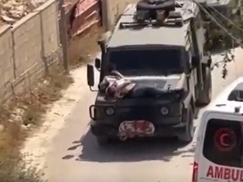 Israele, bufera per il video del palestinese ferito legato su un veicolo dell’esercito
