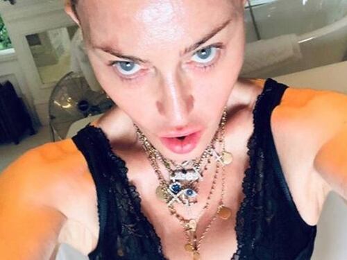 Madonna esulta e scopre il lato B. Ma si scatena il finimondo