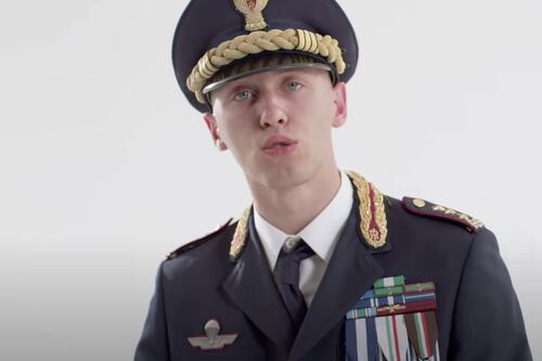 Offende la polizia. Ecco il rapper che canta in divisa
