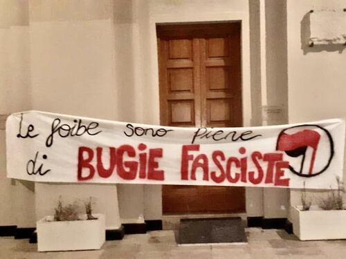 Foibe, lo striscione della vergogna e quella medaglia a Tito. Giorgia Meloni all'attacco
