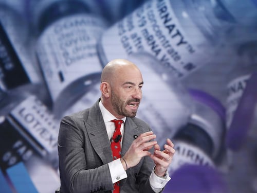 Covid, Bassetti gela i no-vax sulla variante Kraken: un problema solo per voi