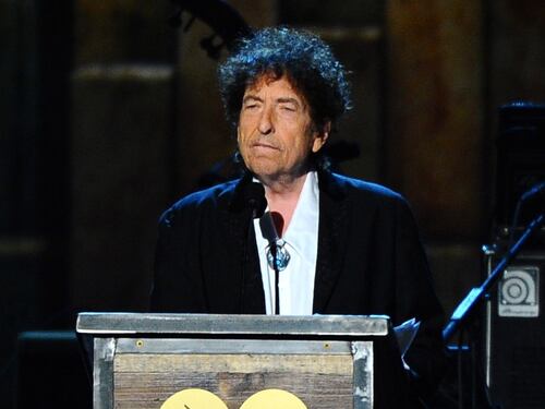 Bob Dylan accusato di abusi sessuali, la rockstar nega tutto