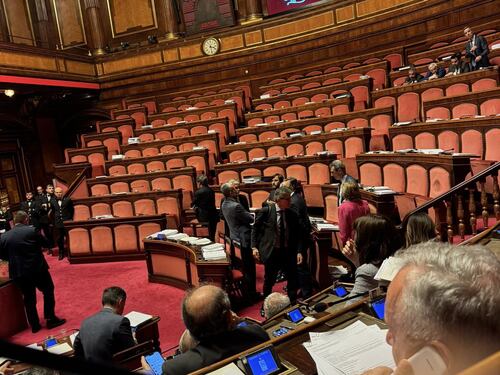 Premierato, l'opposizione lascia il Senato. Gasparri: "Il week end arriva"