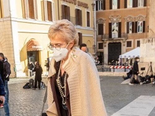 Dopo lo scippo, la senatrice Cattaneo va a votare per il Quirinale in stampelle e sneakers