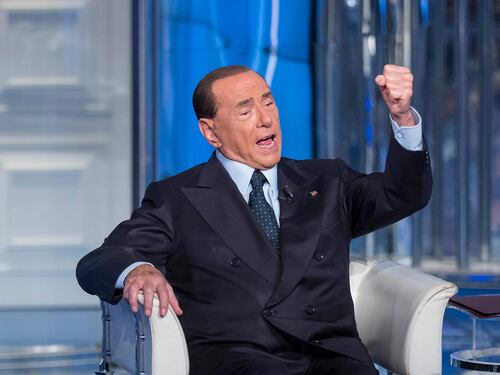 Fermi tutti: Silvio fa la "Rivoluzione"