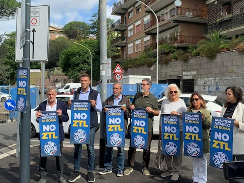 Roma, manifesti di protesta di Alemanno sulla nuova Ztl: “Attacco alla libertà dei cittadini”
