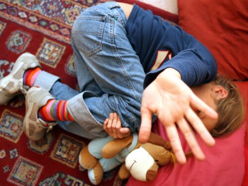 Bimbo di 7 anni trovato morto in casa. Fermato il compagno della mamma