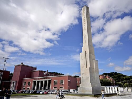 La trovata della sinistra: Qr code "antifascista" sui monumenti del regime
