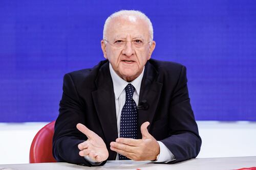 De Luca affonda Ranucci e il metodo Report: “Malato di narcisismo, non è giornalismo”
