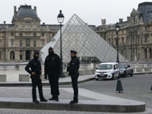 Parigi, sventato attentato al Louvre e a una sinagoga. Arrestato tunisino: preparava bomba