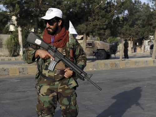 Via al regime dei talebani in Afghanistan: radio e tv vietate per le donne, tagli ad internet e università con classi separate