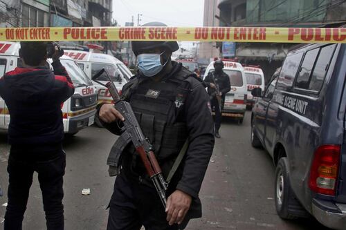 In Pakistan un malato di mente brucia il Corano: lapidato dalla folla Arrestate decine di persone