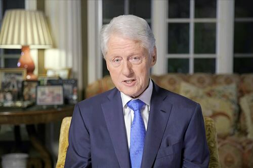 Caso Epstein, spunta la foto che imbarazza Bill Clinton