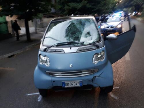 Smart travolge cinque pedoni a Roma