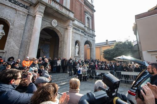 Giovanna Pedretti, rabbia ai funerali: "Non fatevi vedere", spunta lo striscione
