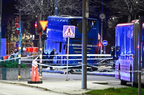 Incidente Stoccolma, i testimoni: "Ho visto il bus colpire la pensilina, poi le urla e la gente a terra"