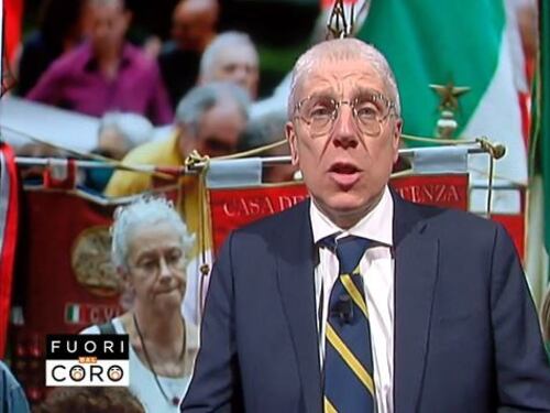 Fuori dal coro, Mario Giordano contro la liberazione delle bandiere rosse