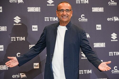Sanremo, polemica sull'antifascismo. Ma Conti almeno scherza sulla sua abbronzatura