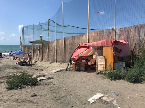 La baracca resta in riva al mare