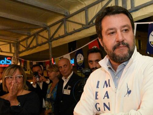 "Incapaci e pericolosi". Lampedusa scoppia, Salvini brutalizza il governo
