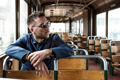Il rapper romano Briga canta l'amore