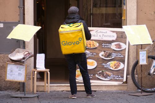 Rider morto durante una consegna, Glovo lo licenzia: "Un errore, chiediamo scusa"