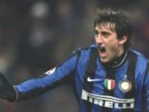 Milito spinge l'Inter, i Viola in corsa