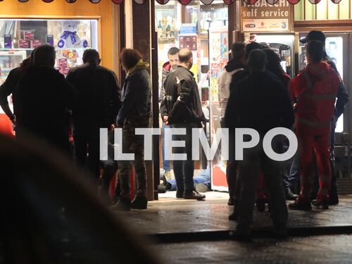 Assalto al bar-tabacchi con sparatoria: ladro ucciso, titolare ferito