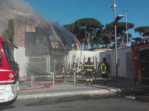 In fiamme il tetto dell'Auditorium Albergotti