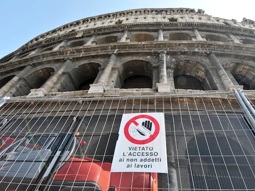 Roma, tragedia al Colosseo: muore operaio precipitato da un’impalcatura