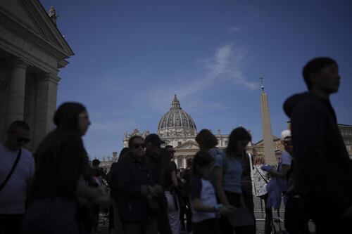 Papa Francesco, piazza San Pietro si riempie. Le reazioni dei fedeli: "Con la gente fino all'ultimo"