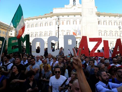Legge elettorale, Grillo ora difende i voltagabbana