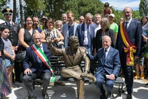 Alberto Sordi ora ha una statua. Gianni Letta: "Quella volta che mi invitò a recitare in un suo film"