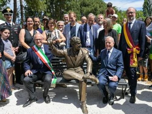 Alberto Sordi ora ha una statua. Gianni Letta: "Quella volta che mi invitò a recitare in un suo film"