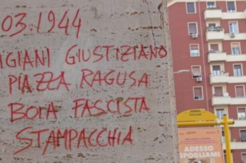 Roma, odio a piazza Ragusa: cos'hanno scritto sui muri