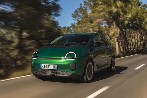 Twingo torna al passato ma scopre l'elettrico