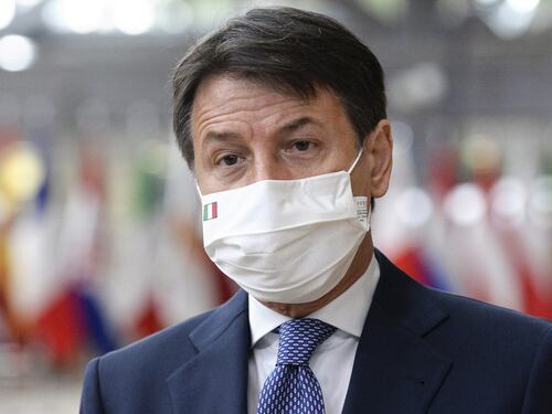 Il governo: mascherina anche in casa. E piovono insulti