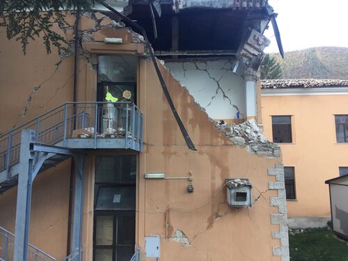 Risveglio tra le lacrime, a Visso si contano i danni