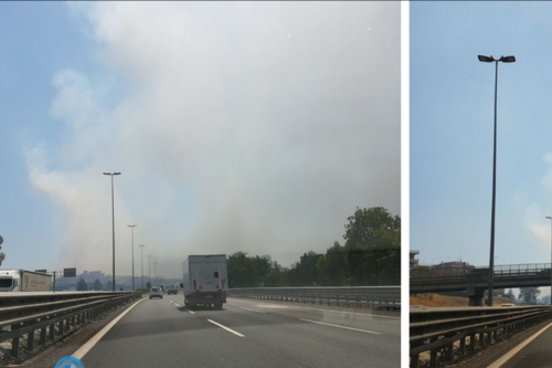 Settebagni, fiamme minacciano un centro estivo: bambini evacuati, chiusa l'autostrada