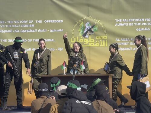Hamas, la liberazione show delle soldatesse. Israele: "Cerimonia cinica