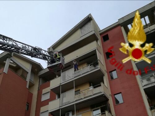 Pomezia, donna tenta il suicidio dal quinto piano. Salvata al volo dai vigili del fuoco